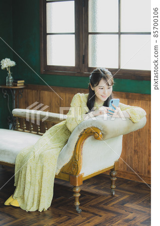 A woman watching a smartphone 85700106