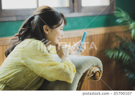 A woman watching a smartphone 85700107