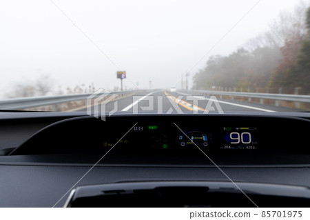 霧濃、能見度差的京都縱貫高速公路上行駛的汽車乘客座位上的風景 霧濃、能見度差的京都縱貫高速公路上行駛的汽車乘客座位上的風景 85701975