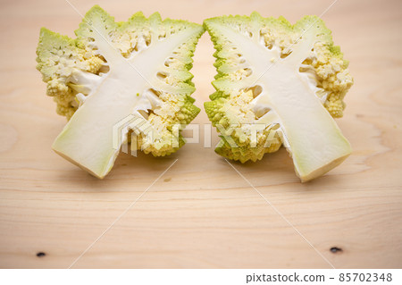Romanesco 垂直切成兩半 85702348
