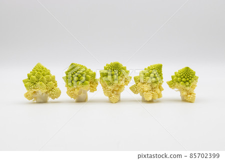 Romanesco cut into small bunches Romanesco cut into small bunches 85702399