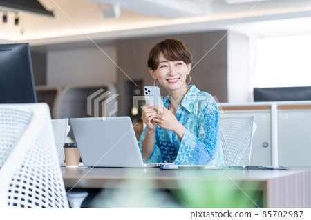 Business woman operating with a smartphone Photo cooperation: WEEK Shibadaimon (Sun Frontier Fudousan) Business woman operating with a smartphone Photo cooperation: WEEK Shibadaimon (Sun Frontier Fudousan) 85702987