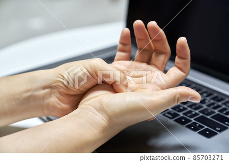 Hand, wrist, rheumatism, carpal tunnel syndrome, pain, laptop 85703271