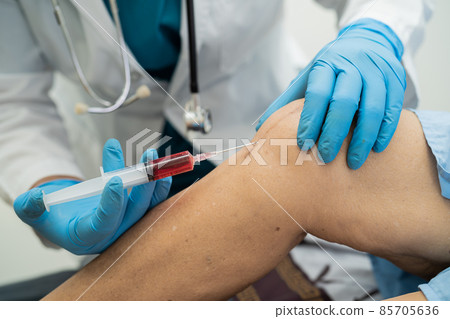 Asian doctor inject Hyaluronic acid platelet rich plasma into the knee of senior woman to walk without pain. 85705636