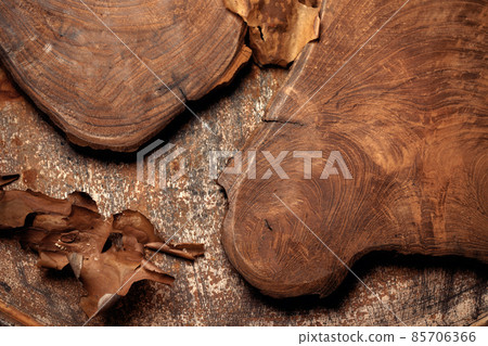 Solid oak cutting board and pine tree bark on rust metal background 85706366