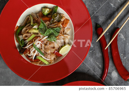 Stir fried Thai noodles with vegetables 85706965