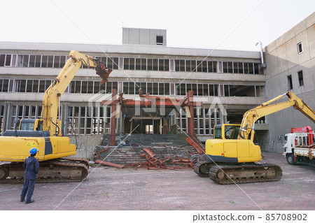 拆除破舊公共建築的重型設備 85708902