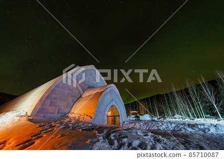 Night starry view of a ice dome in Chena Hot Springs Resort Night starry view of a ice dome in Chena Hot Springs Resort 85710087
