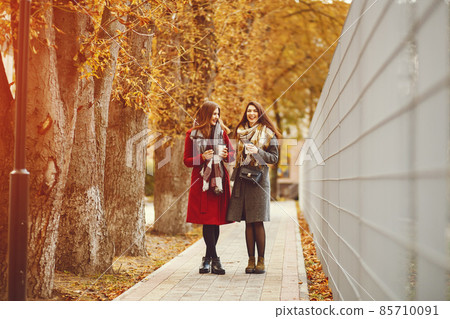 Elegant women in a autumn city 85710091