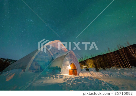 Night starry view of a ice dome in Chena Hot Springs Resort 85710092
