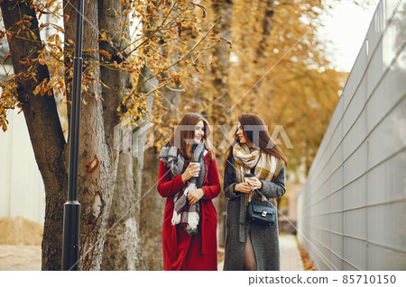 Elegant women in a autumn city 85710150