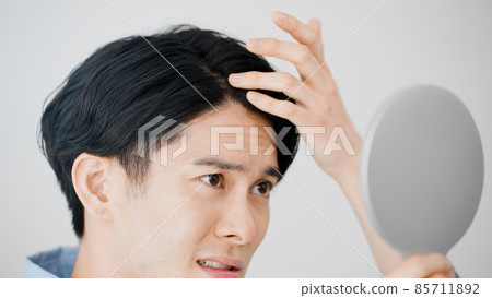 做頭髮檢查的年輕人 85711892