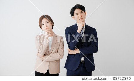 擔心的商人和女商人 85712570