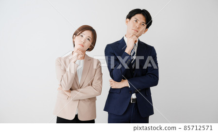 Worried businessmen and businesswomen Worried businessmen and businesswomen 85712571