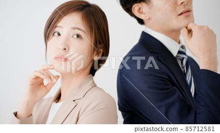 擔心的商人和女商人 85712581