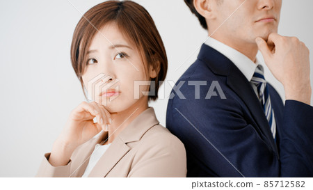 擔心的商人和女商人 85712582