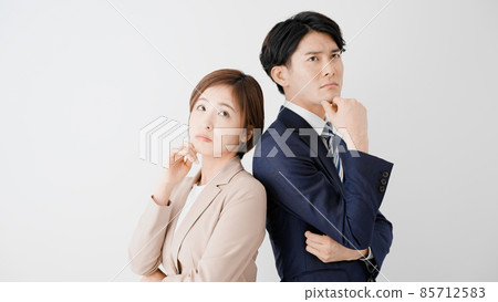 擔心的商人和女商人 85712583