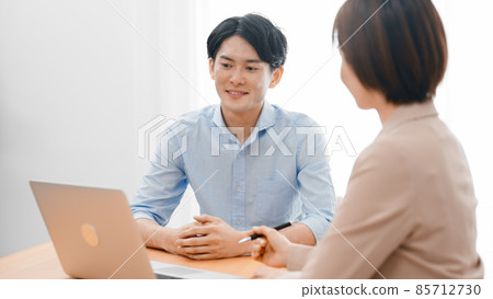 Business woman who sells insurance Business woman who sells insurance 85712730