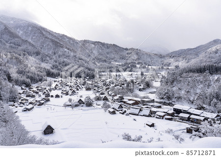 從城山天守閣(展望台)看到的雪白川鄉 從城山天守閣(展望台)看到的雪白川鄉 85712871