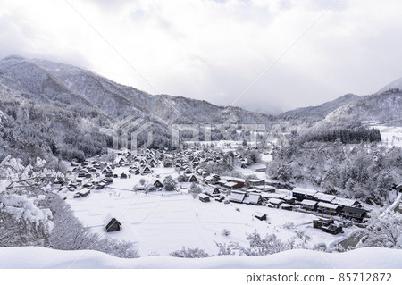 從白山城堡塔（展望台）看到的雪中的白川鄉） 85712872