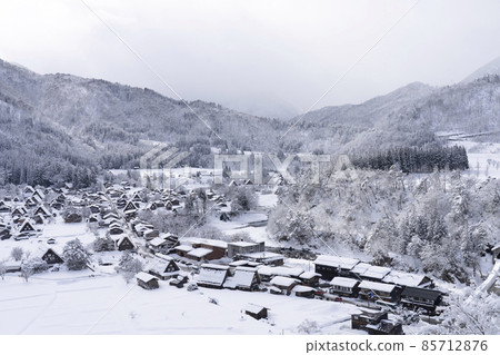 從城山天守閣（展望台）看到的雪白川鄉 85712876