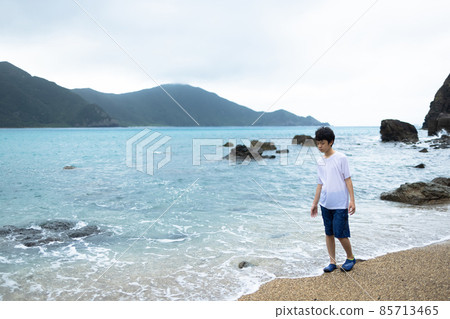 Boys walking on the beach Boys walking on the beach 85713465