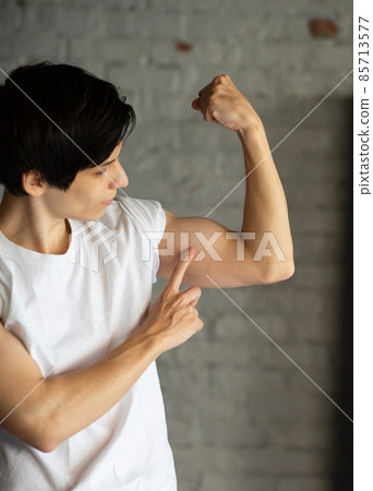 Men who train their bodies 85713577