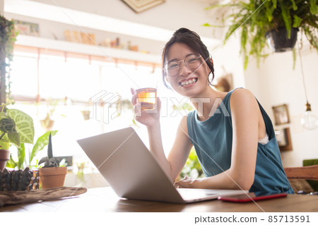 在房間里工作的年輕女人 在房間里工作的年輕女人 85713591