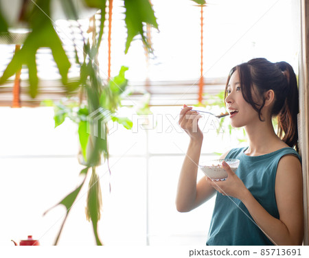 吃穀物的年輕女子 吃穀物的年輕女子 85713691