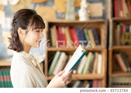 Cute woman reading a book 85713784