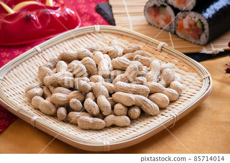 Peanuts on a bamboo basket (2) 85714014