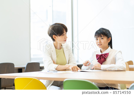 Junior high school study teacher Photographing cooperation: Japanese language school attached to Chuo Institute of Technology Junior high school study teacher Photographing cooperation: Japanese language school attached to Chuo Institute of Technology 85714550