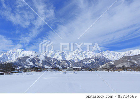 冬天的白馬山腳下，白雪皚皚的北阿爾卑斯 85714569