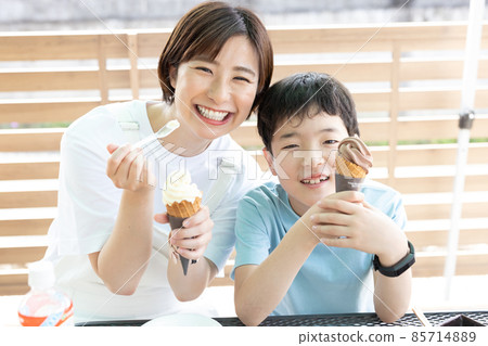 Women and children eating soft serve ice cream 85714889