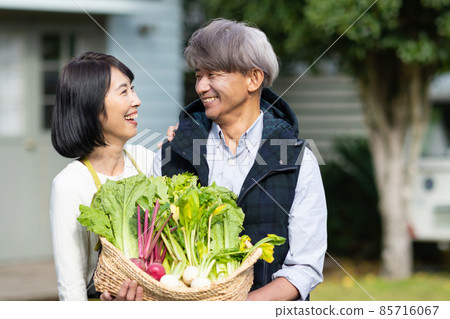 Middle couple agriculture 85716067