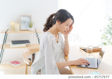 在家工作 女性 20 多歲 在家工作 女性 20 多歲 85717677