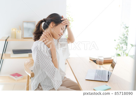 Work at home, female in her 20s 85718090