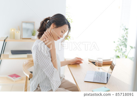 Work at home, female in her 20s 85718091