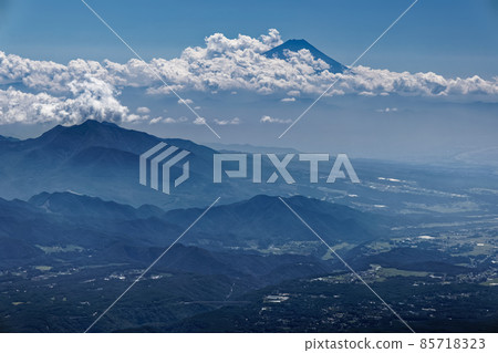 從八嶽山脈和阿嘉山看到雲的富士山 從八嶽山脈和阿嘉山看到雲的富士山 85718323