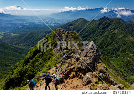 登山者和權現山、南阿爾卑斯山和富士山從八嶽山脈和赤山直下的景色 登山者和權現山、南阿爾卑斯山和富士山從八嶽山脈和赤山直下的景色 85718324