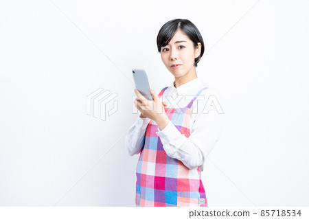操作智能手機的主婦 85718534