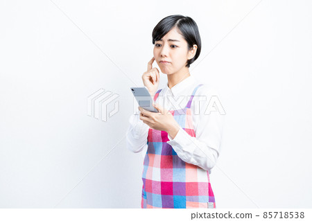 操作智能手機的主婦 85718538