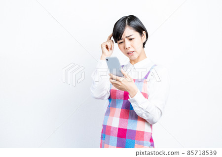操作智能手機的主婦 85718539