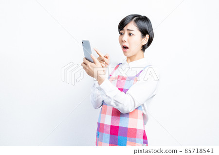 Housewife operating a smartphone 85718541