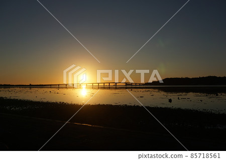 The sun over the bridge Asahi 85718561