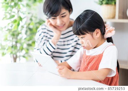父母和孩子(母親和孩子)在平板電腦上享受互聯網 父母和孩子(母親和孩子)在平板電腦上享受互聯網 85719253