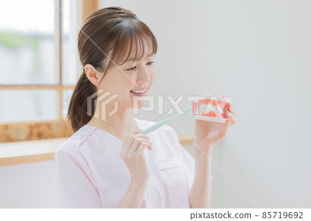 牙科保健員在講授如何刷牙 牙科保健員在講授如何刷牙 85719692