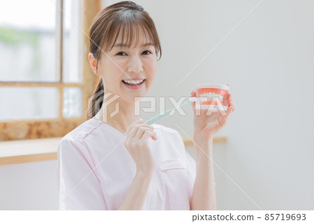 牙科保健員在講授如何刷牙 85719693