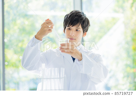 Male researcher in a white coat Photographing cooperation: LINK FOREST 85719727