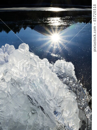Diamond Fuji reflected on the lake surface 85720318